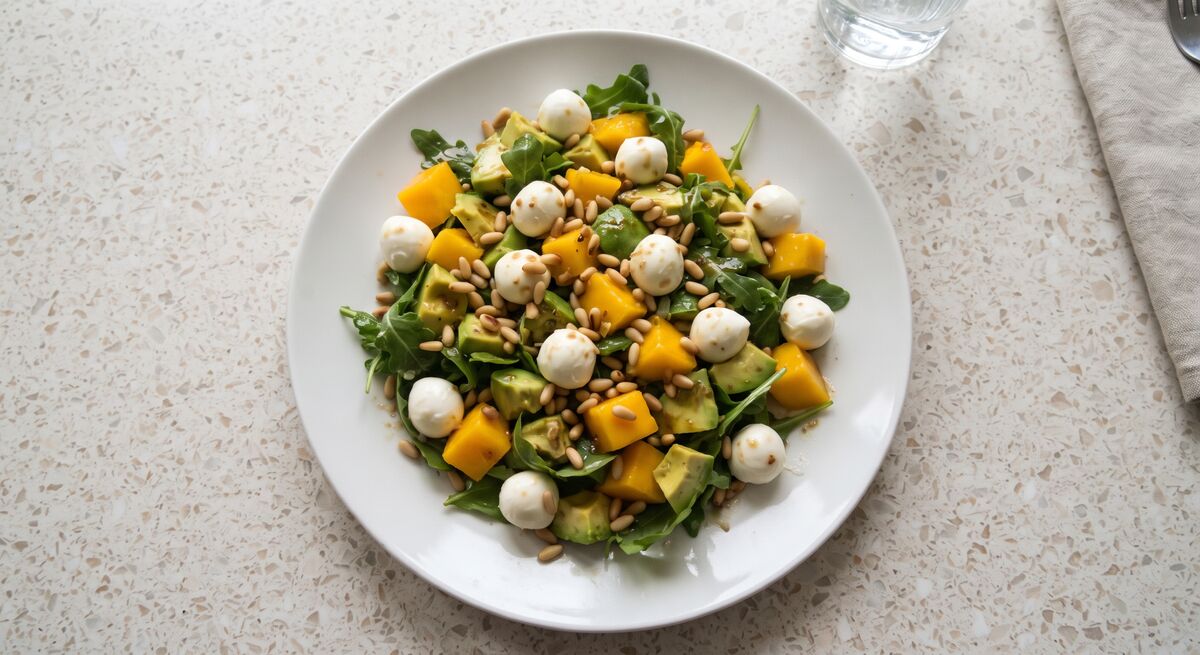 Insalata di rucola e mango con pinoli