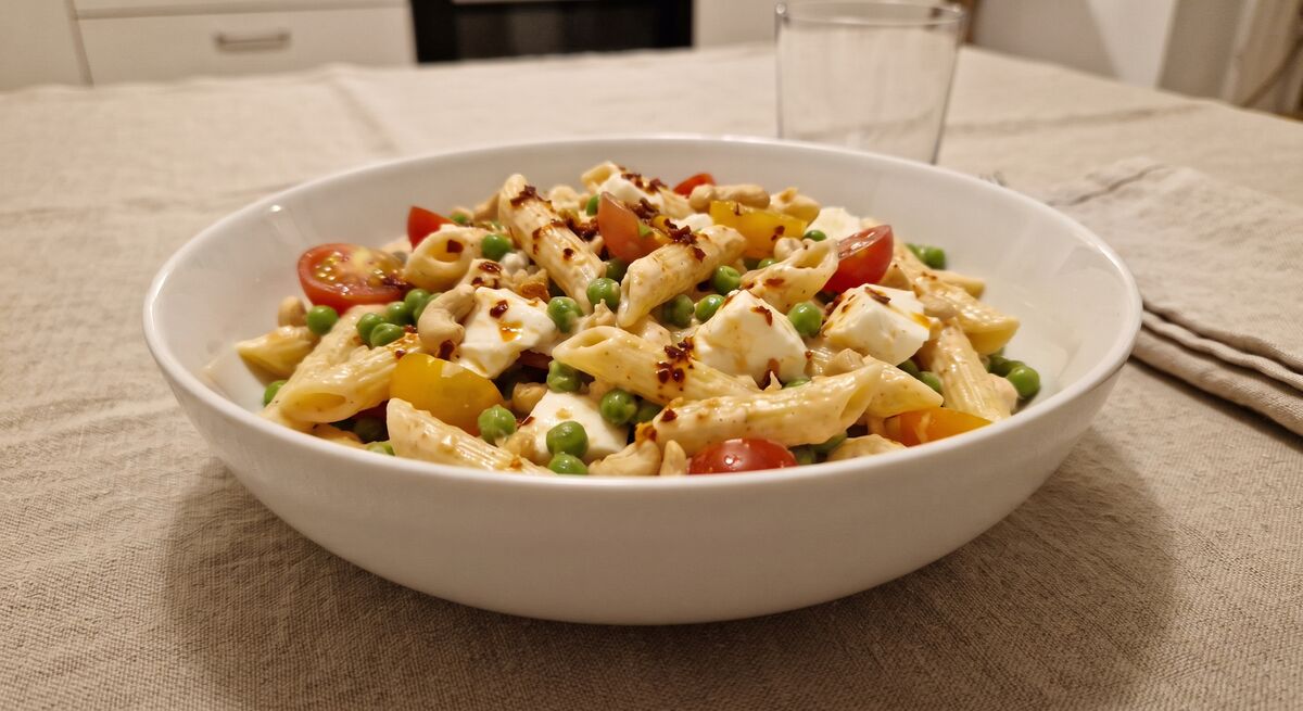 Insalata di pasta con dressing allo yogurt e chili croccante
