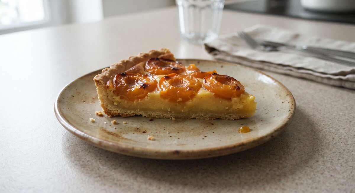 Apricot tart with almond cream