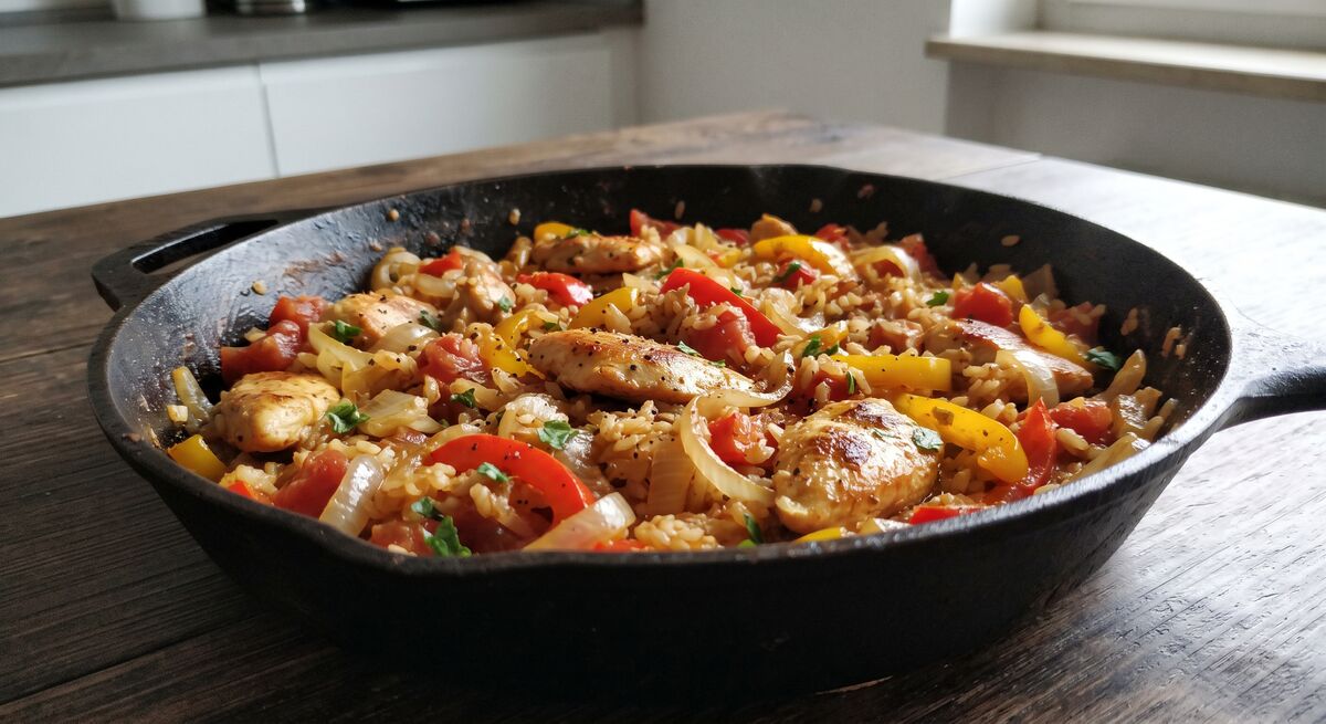 Frigideira de frango com arroz