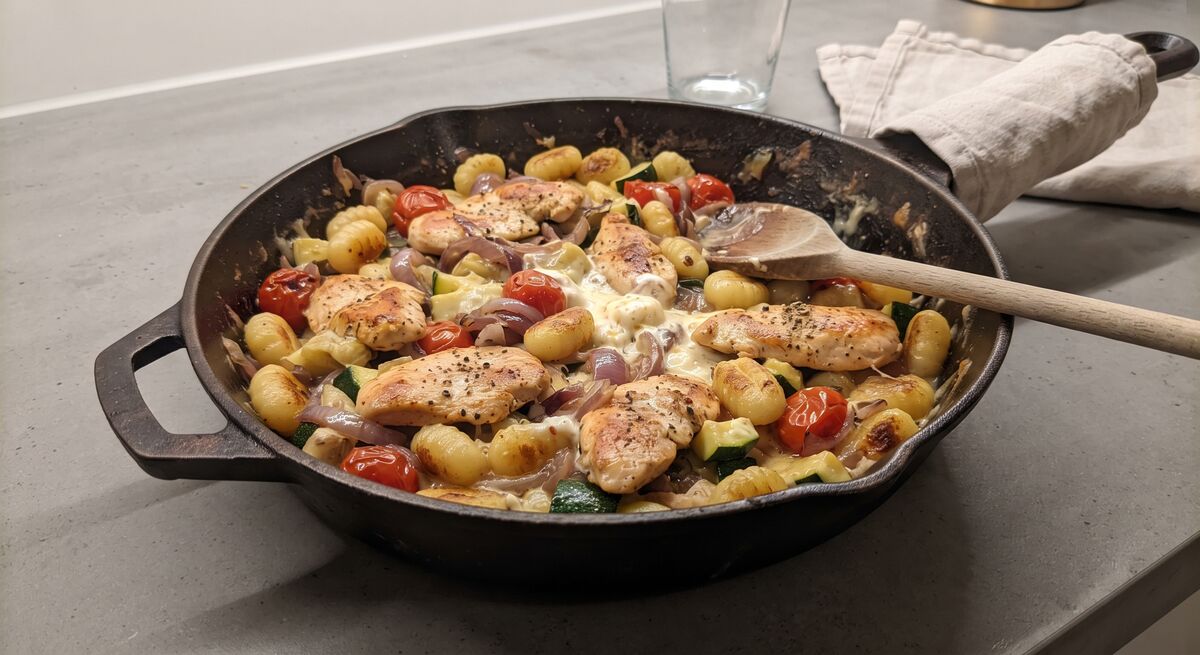 Padellata di gnocchi e verdure con formaggio fresco spalmabile