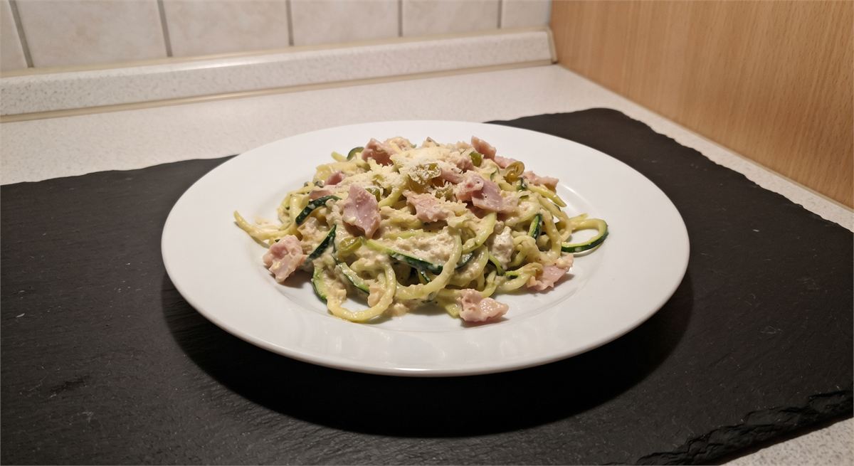 Eiwitrijke koolhydraatarme courgetti in romige saus