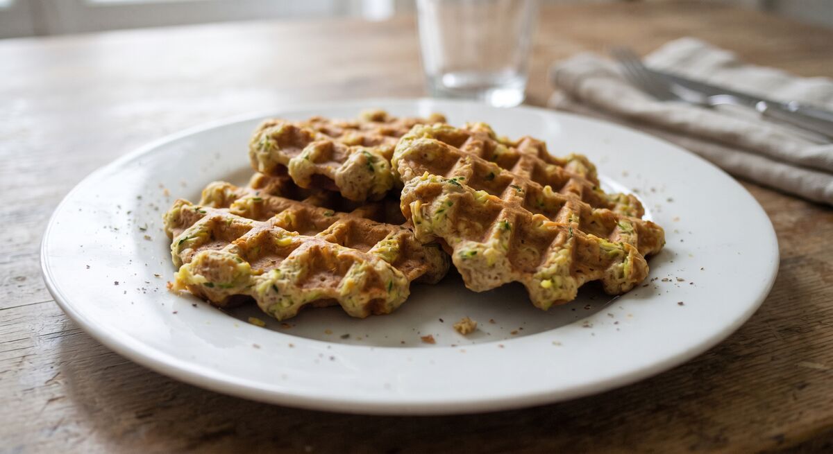Waffle salate alle zucchine