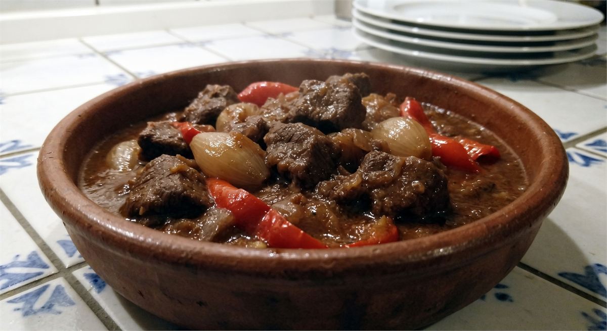 Gulasch di manzo con scalogni e peperoni