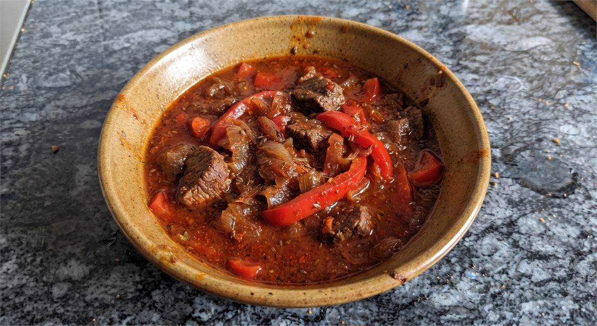 Bell pepper goulash with onions