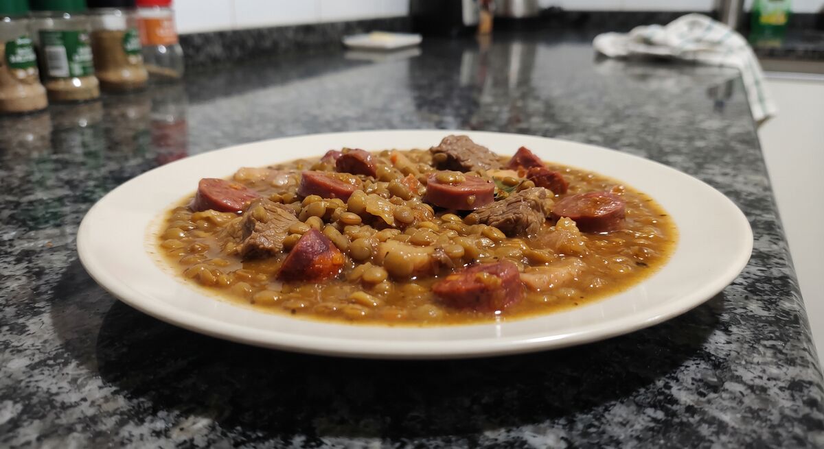 Stufato di lenticchie completo con carne, chorizo e pancetta