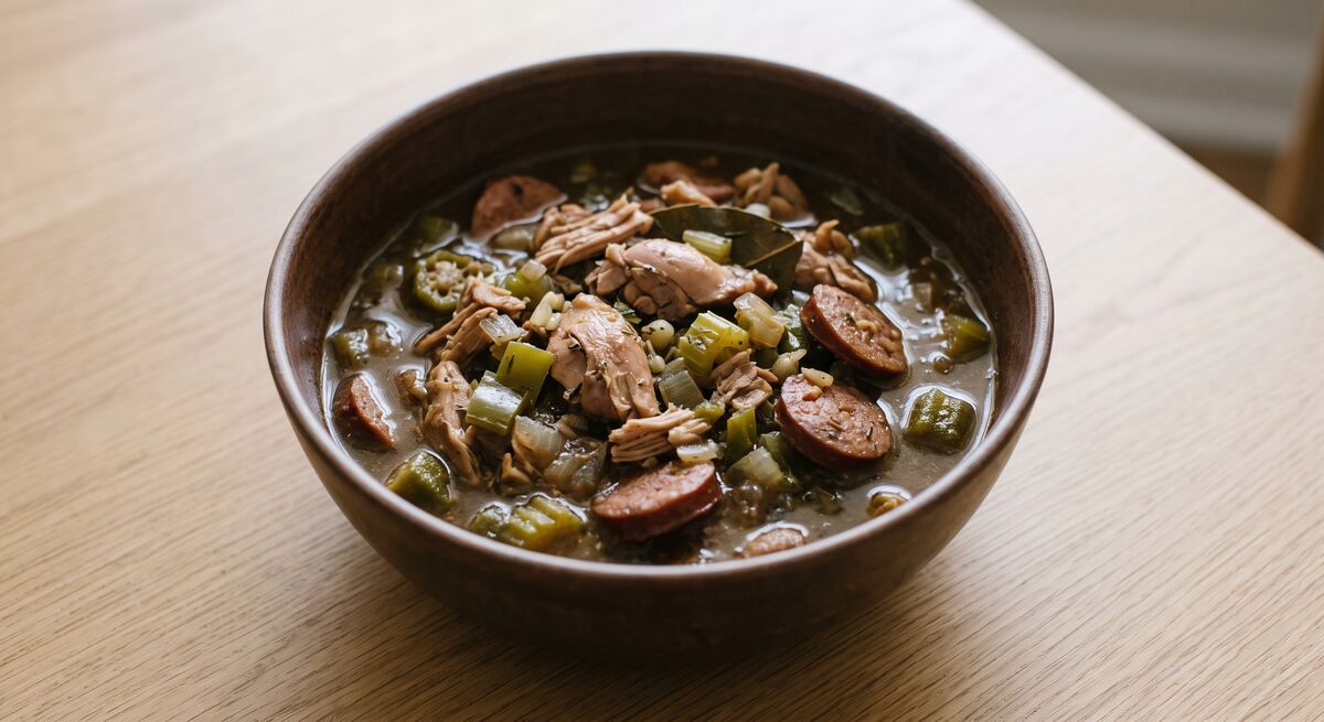 Gumbo de Frango e Linguiça ao Estilo Cajun