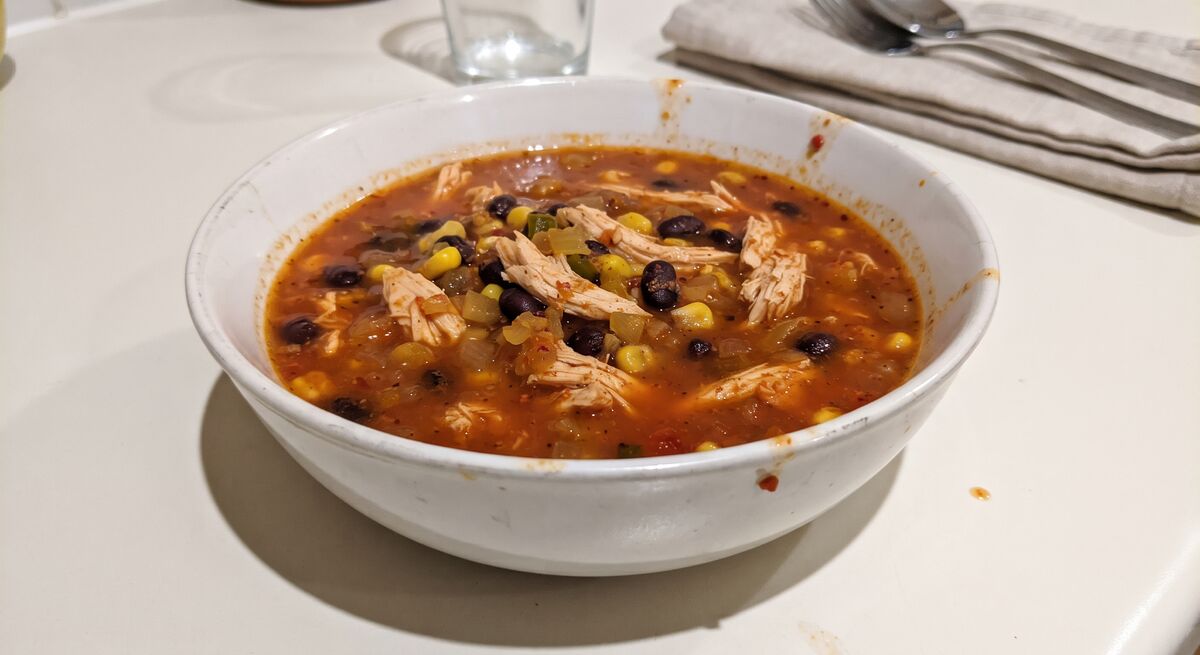 Sopa de enchiladas de pollo